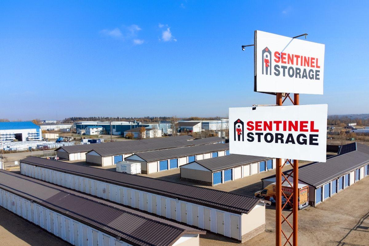 Vue aérienne de l'enseigne du magasin - Sentinel Storage - Red Deer Chiles Industrial Park (Self-Serve)