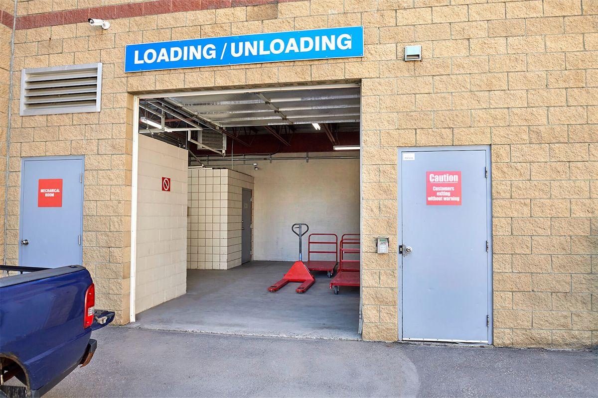 À l'extérieur de la zone de chargement - Sentinel Storage - Calgary McKenzie