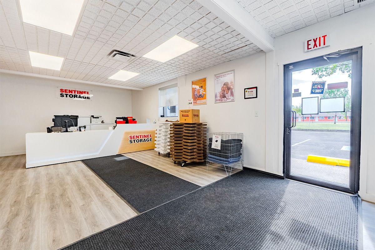 Bureau - Sentinel Storage - Edmonton High Park