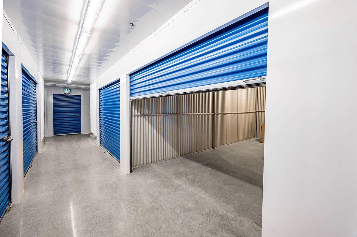 À l'intérieur d'un grand espace de rangement intérieur - Sentinel Storage -  Surrey South