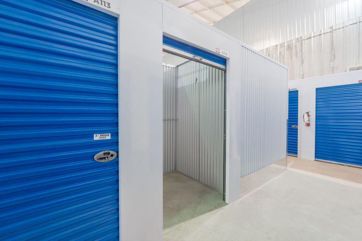 Intérieur d'un petit meuble de rangement - Sentinel Storage -  Surrey South