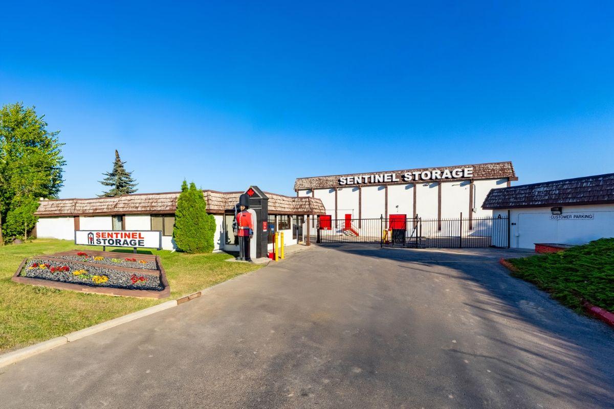 Vue extérieure - Sentinel Storage - Calgary West (Self-Serve)