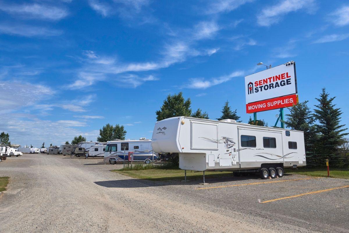 Stationnement extérieur - Sentinel Storage & RV - Calgary Springbank