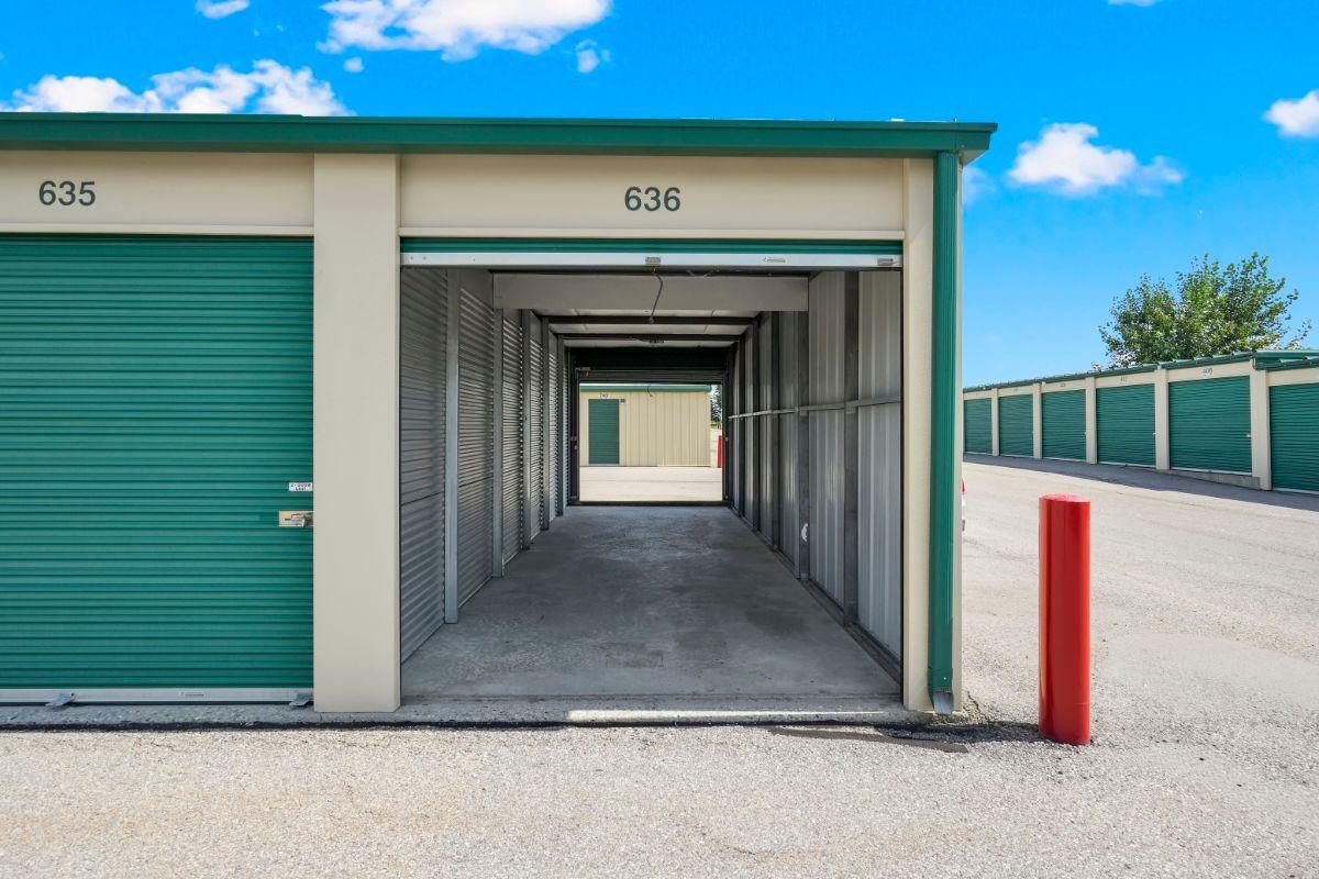 Grand magasin avec accès en voiture - Sentinel Storage & RV - Calgary Springbank