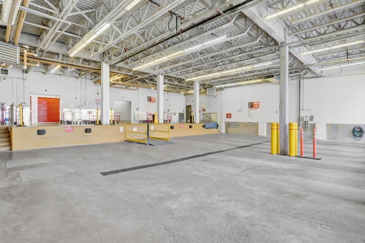 À l'intérieur de la zone de chargement - Sentinel Storage - Calgary Chaparral